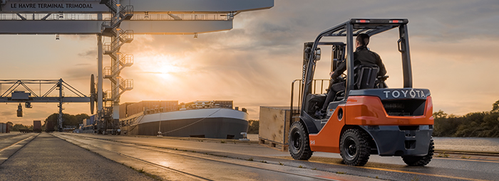 Engine-powered forklift trucks